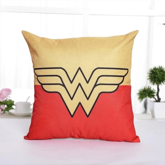 Wonder Woman Pillow Case 17 x 17 Cotton Linen Design Décor - Picture 1 of 1